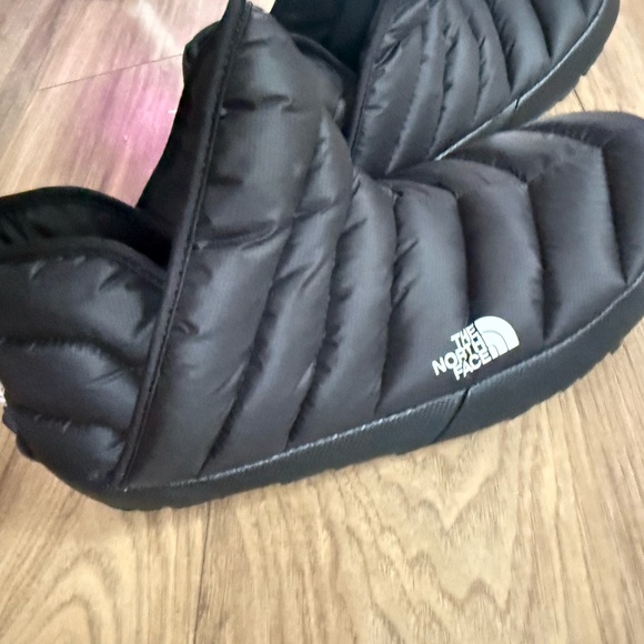 The North Face Black Puffer Slippers - Picture 2 of 4